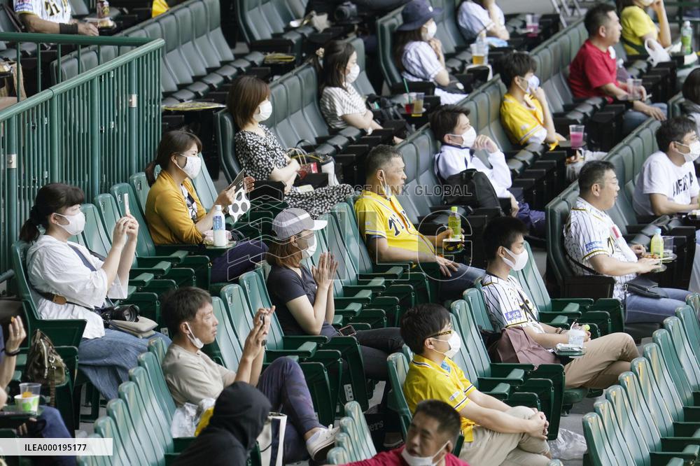 Koshien baseball stadium allows in spectators