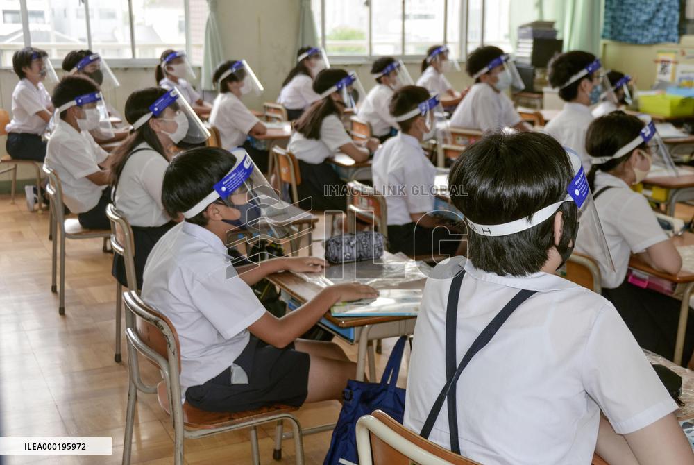 Face shields during school lesson cause controversy