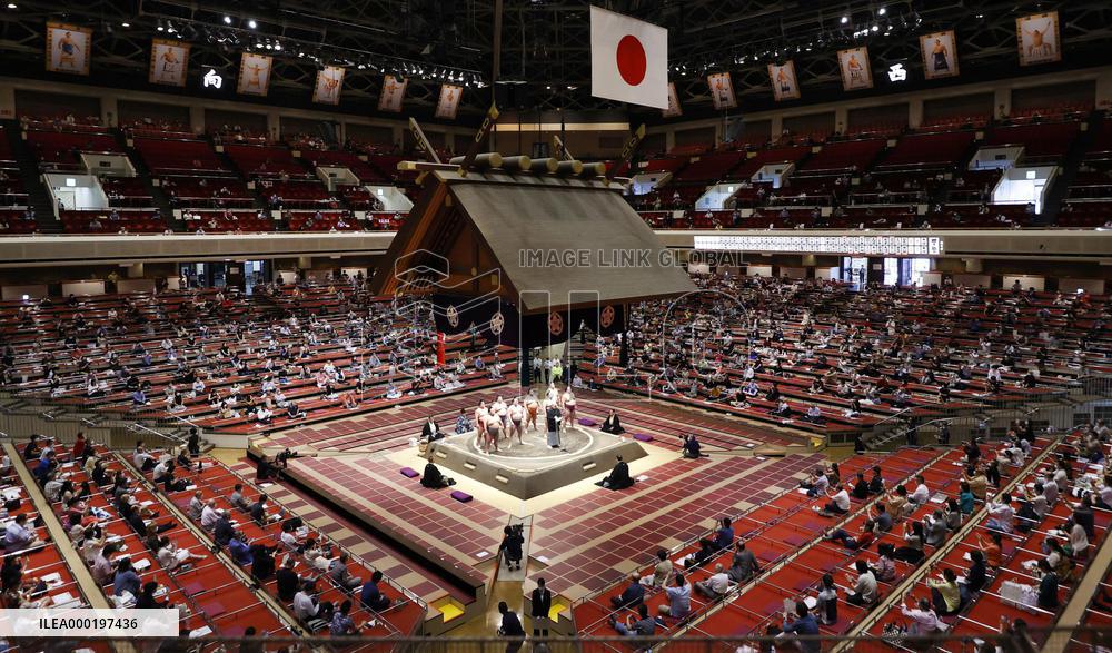Sumo: July tourney begins, allows up to 2,500 fans a day