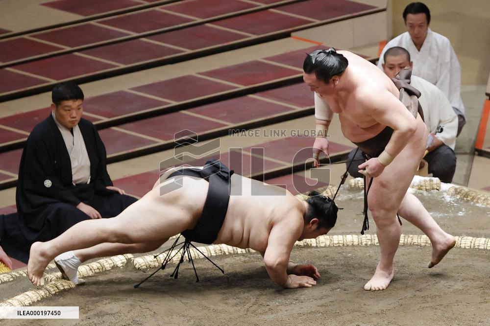 Sumo: July tourney begins, allows up to 2,500 fans a day