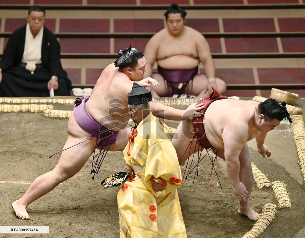 Sumo: July tourney begins, allows up to 2,500 fans a day