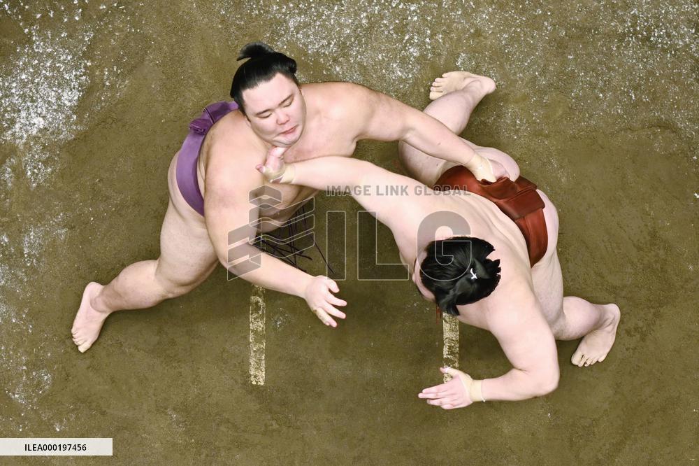 Sumo: July tourney begins, allows up to 2,500 fans a day