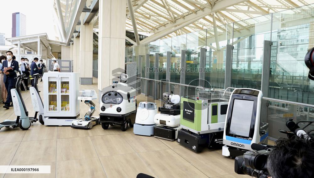 Robots being tested at new station in Tokyo