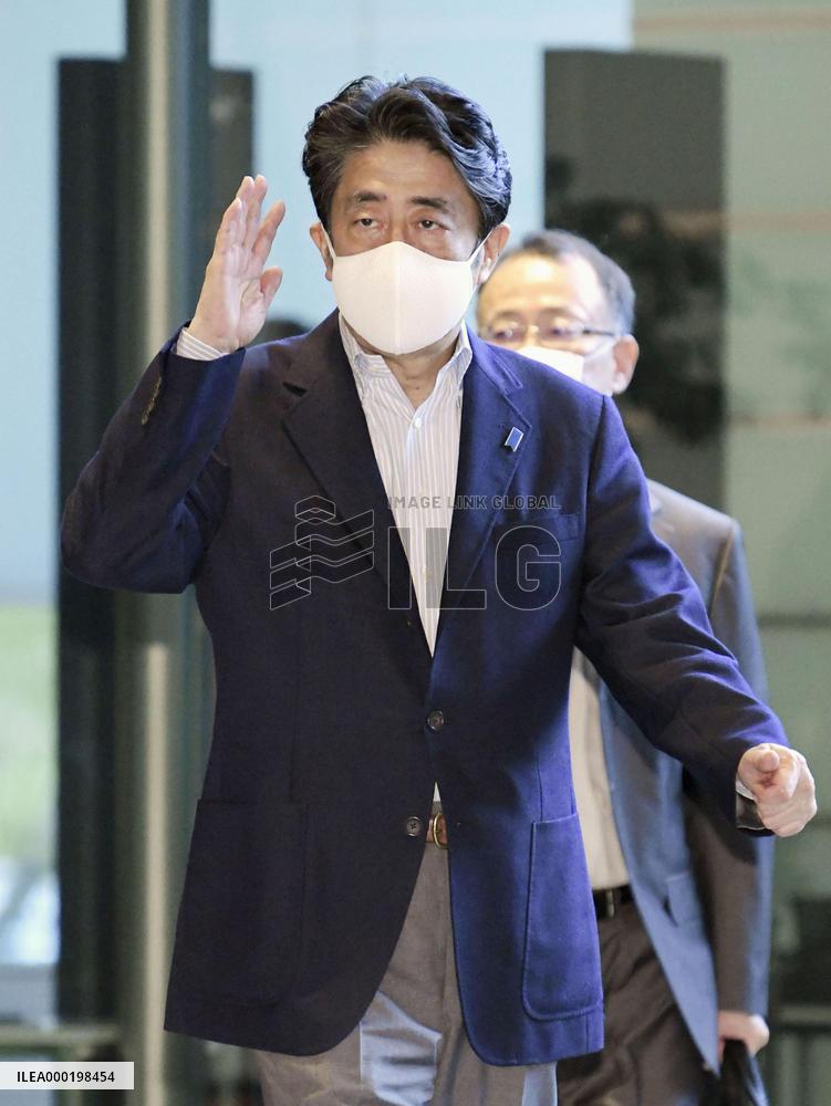 Japan PM Abe wears larger cloth mask