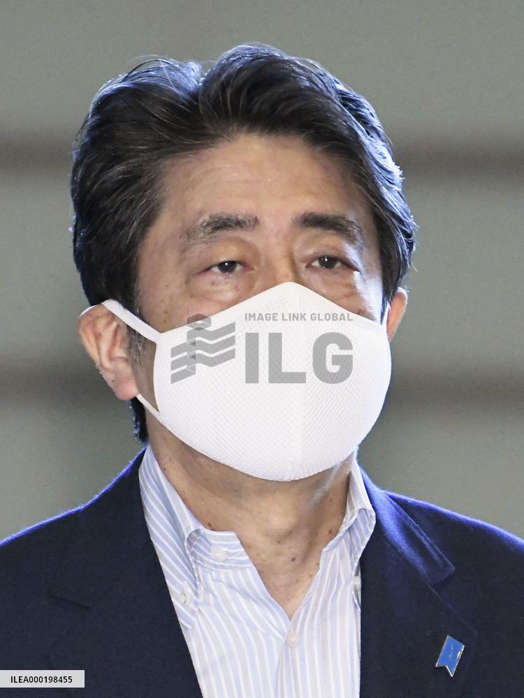 Japan PM Abe wears larger cloth mask
