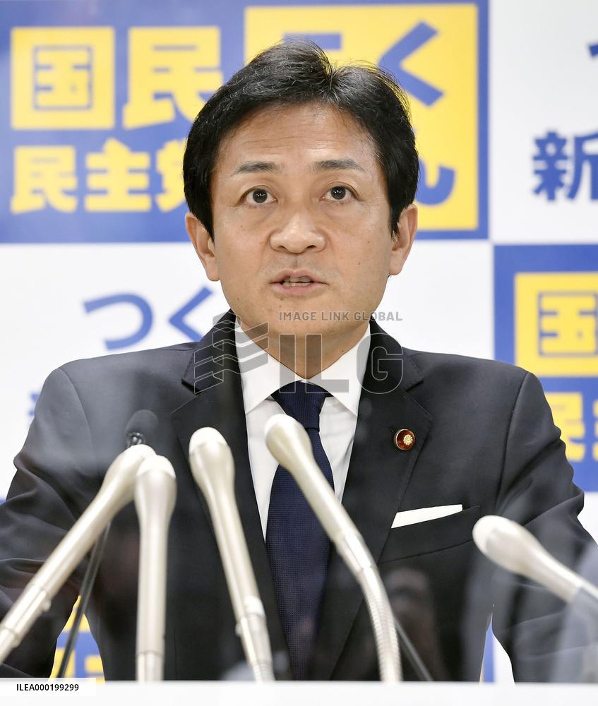 Japanese opposition party to split