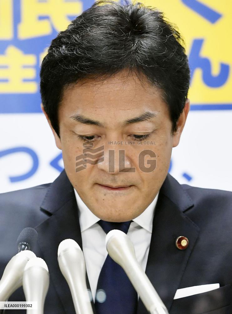 Japanese opposition party to split