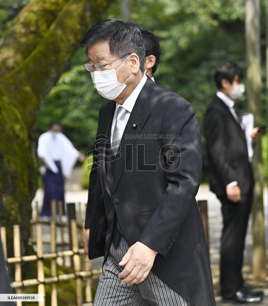 Cabinet members visit war-linked Yasukuni shrine