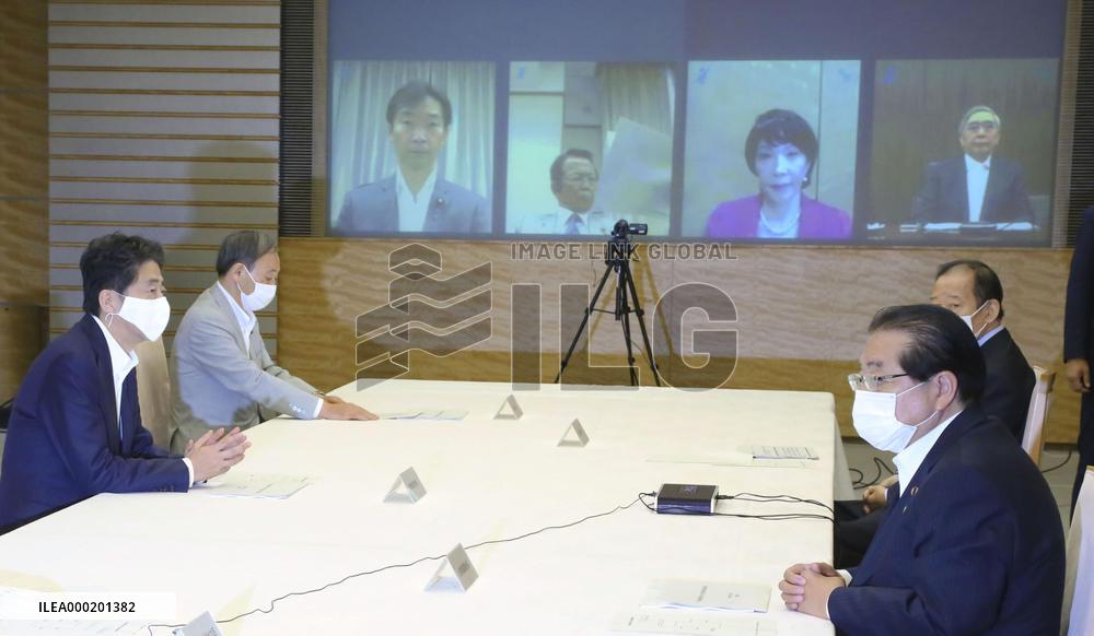 Japan PM Abe at economic report meeting