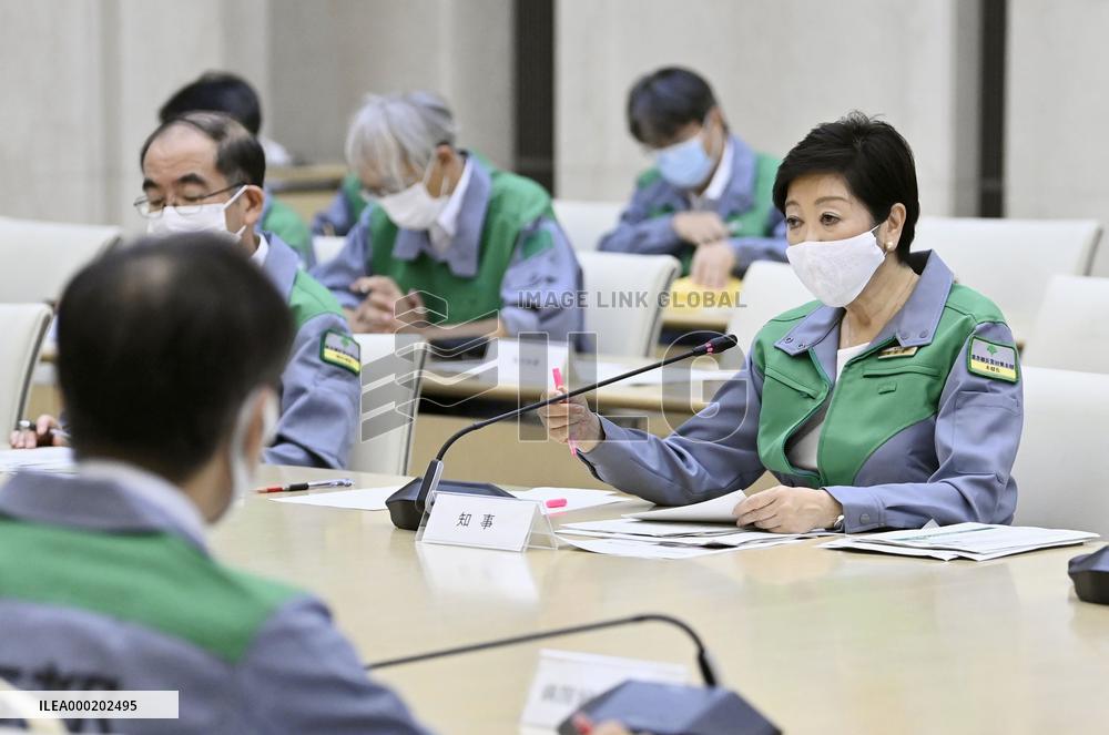 Tokyo lowers coronavirus alert level