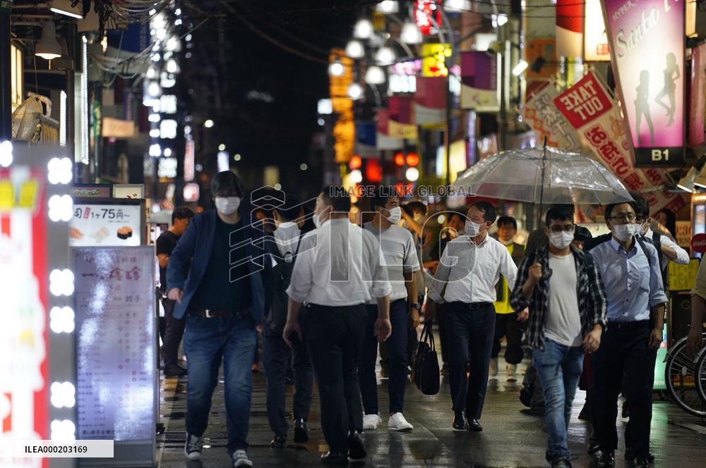 Nightlife establishments operate even after 10 p.m. in Tokyo
