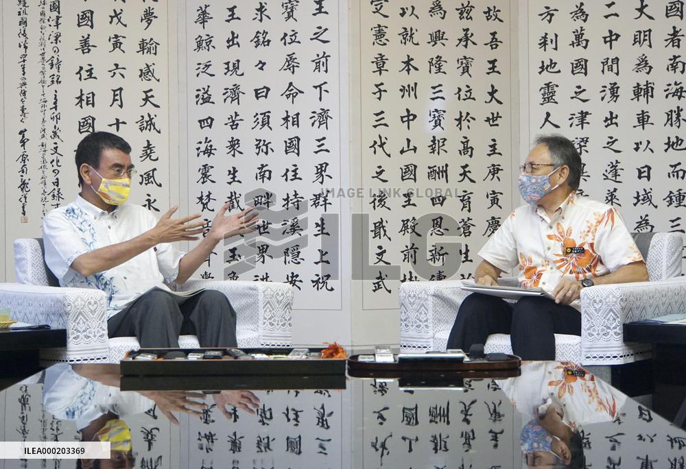 Okinawa affairs minister Kono meets Okinawa governor