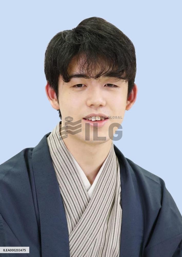 Sealed move by shogi player Fujii fetches 15 mil. yen in auction