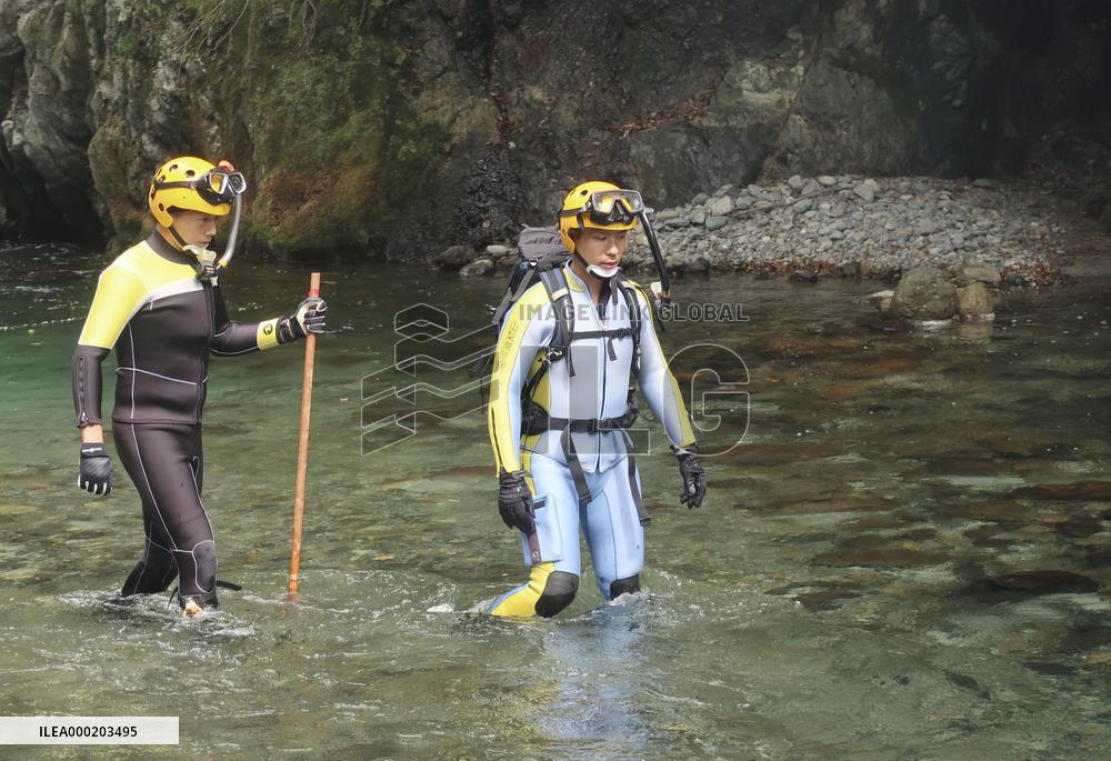 Search for missing girl in Japan