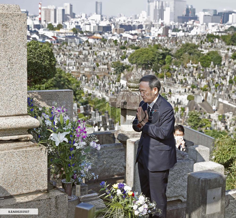 Japan PM Suga visits mentor's grave