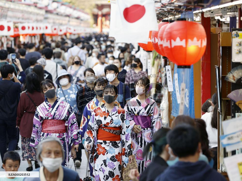 People return to tourist sites in Tokyo