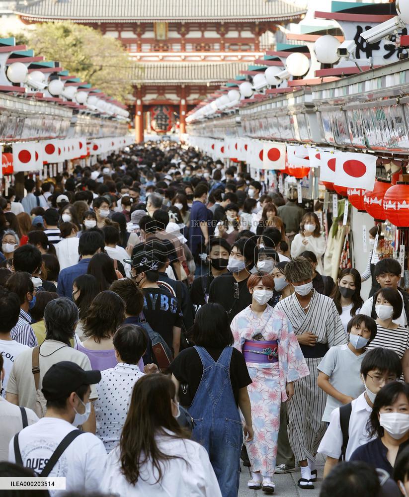 People return to tourist sites in Tokyo