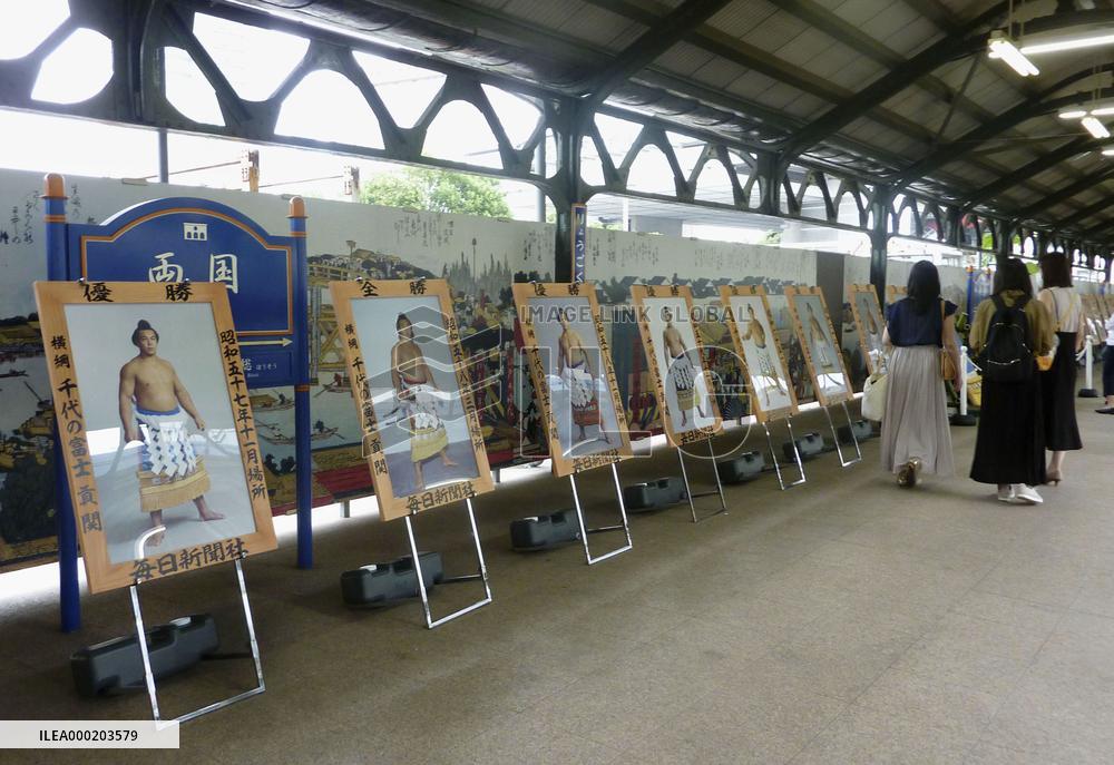 Sumo: Former yokozuna Chiyonofuji featured at Tokyo train station