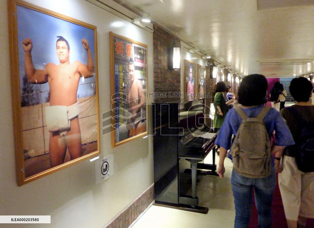 Sumo: Former yokozuna Chiyonofuji featured at Tokyo train station