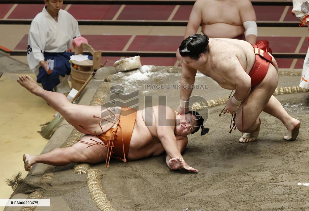 Sumo: Mitakeumi beaten by Takayasu
