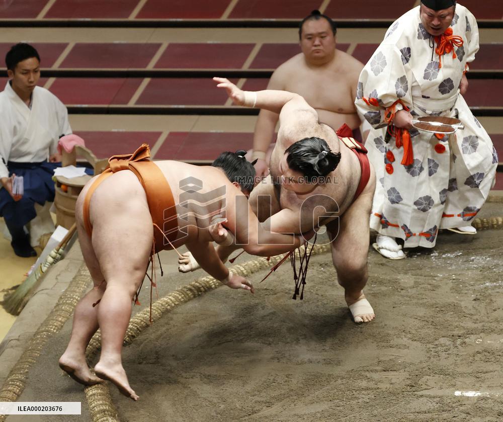 Sumo: Mitakeumi beaten by Takayasu