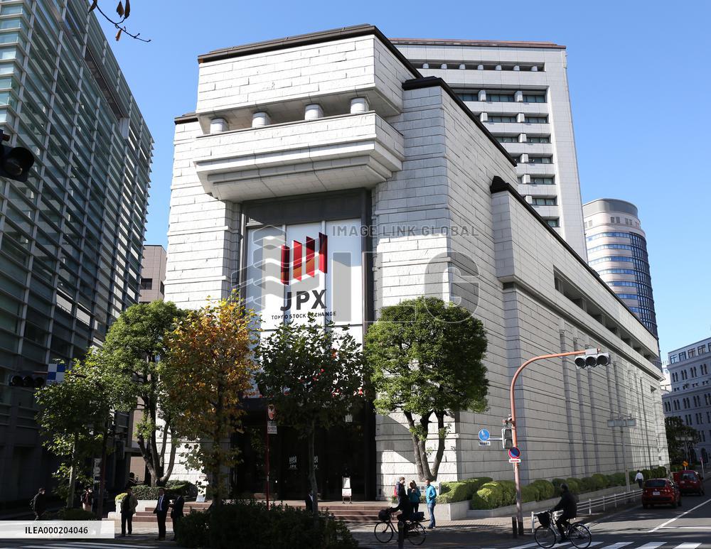 Tokyo bourse suspends trading in all issues due to system glitch