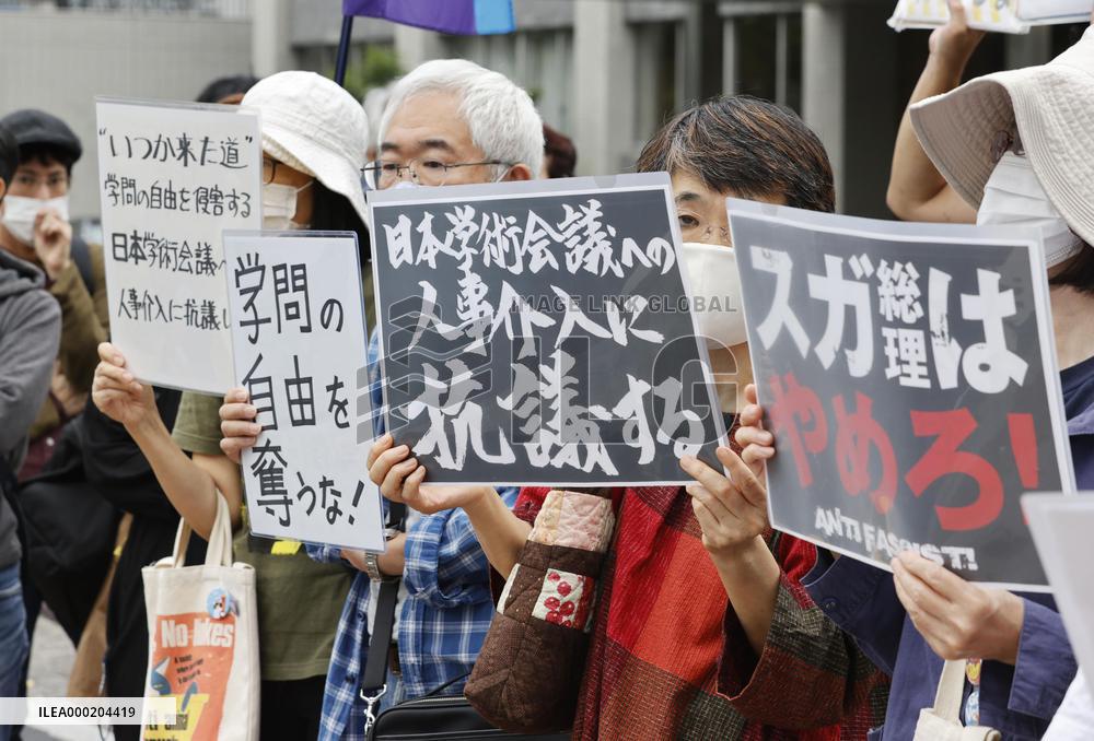Protest against Suga's refusal to name advisory panel members