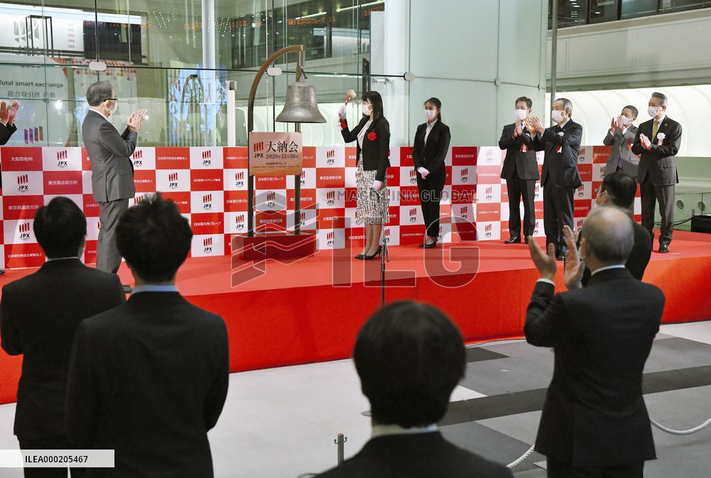 Final trading day ceremony at TSE