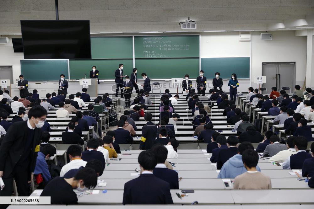 Start of Japan's new university entrance exams