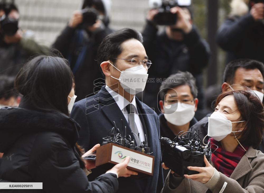 Samsung Group chief detained in S. Korea