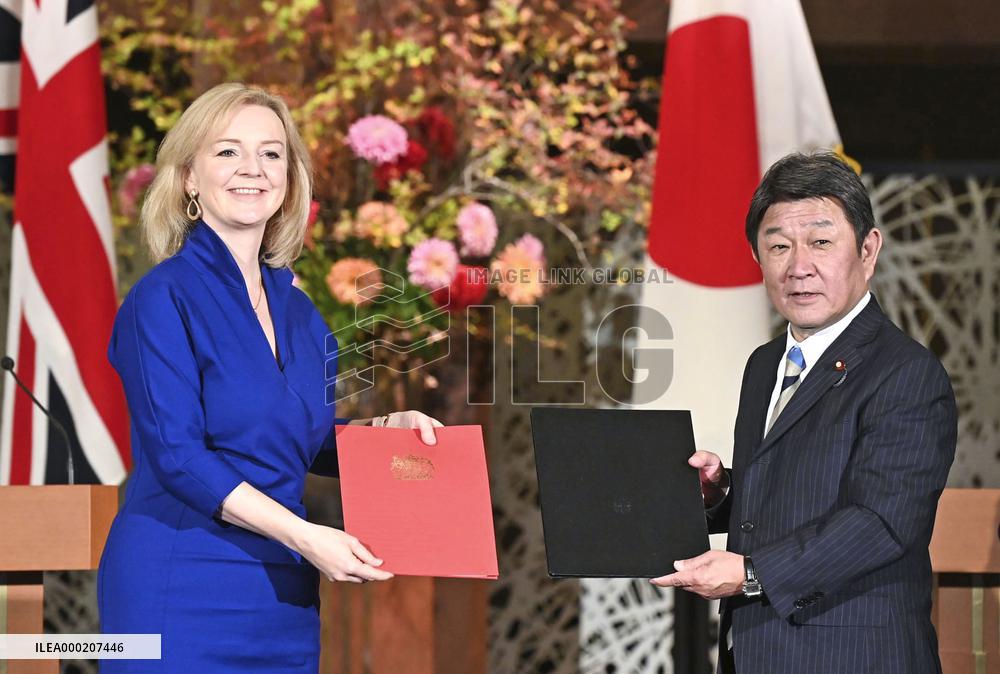 Japan, U.K. sign post-Brexit free trade agreement