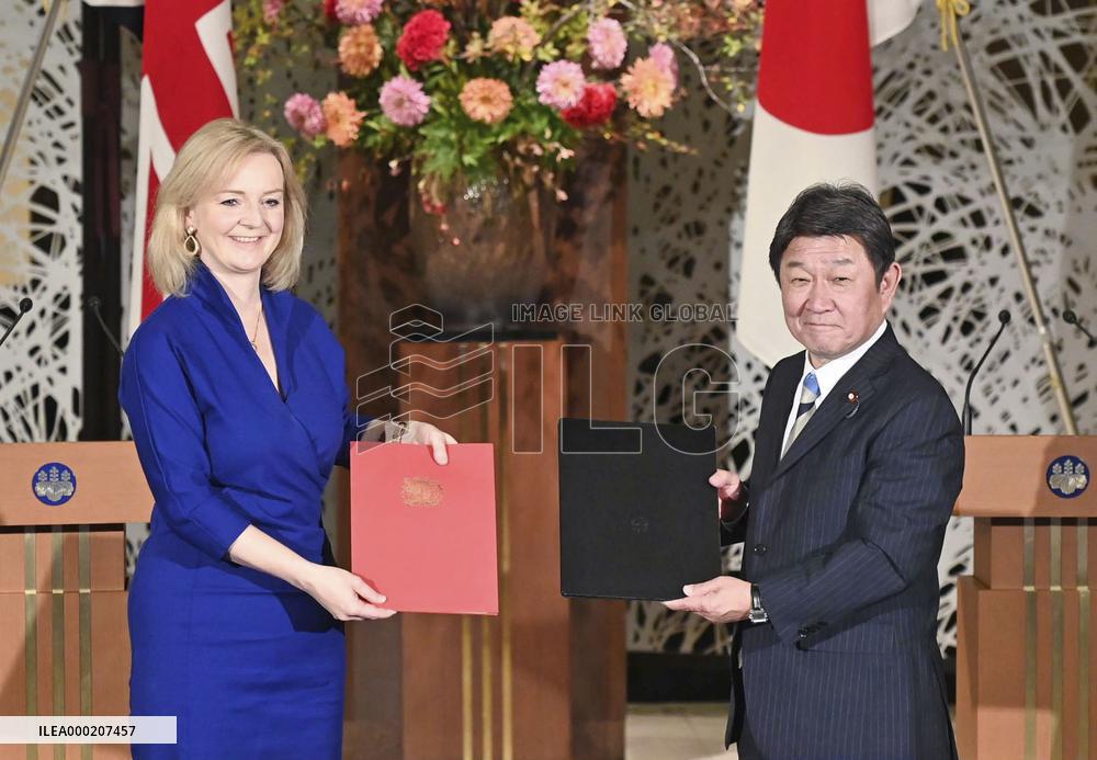 Japan, U.K. sign post-Brexit free trade agreement