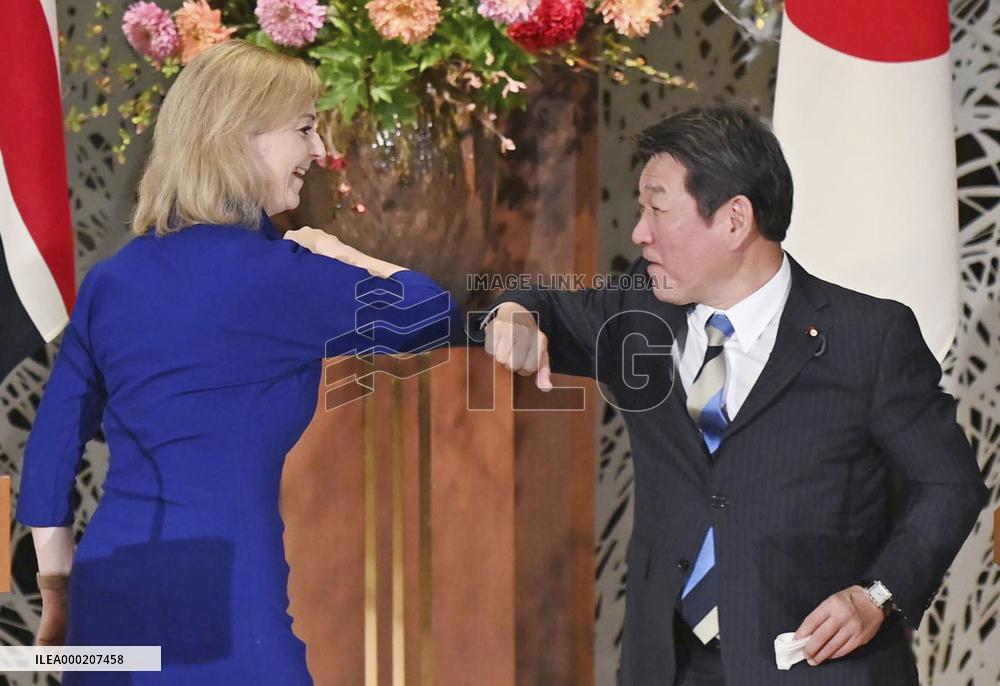 Japan, U.K. sign post-Brexit free trade agreement