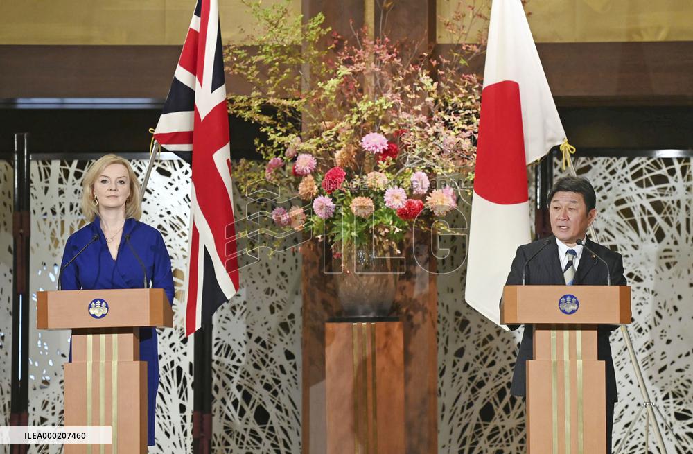 Japan, U.K. sign post-Brexit free trade agreement