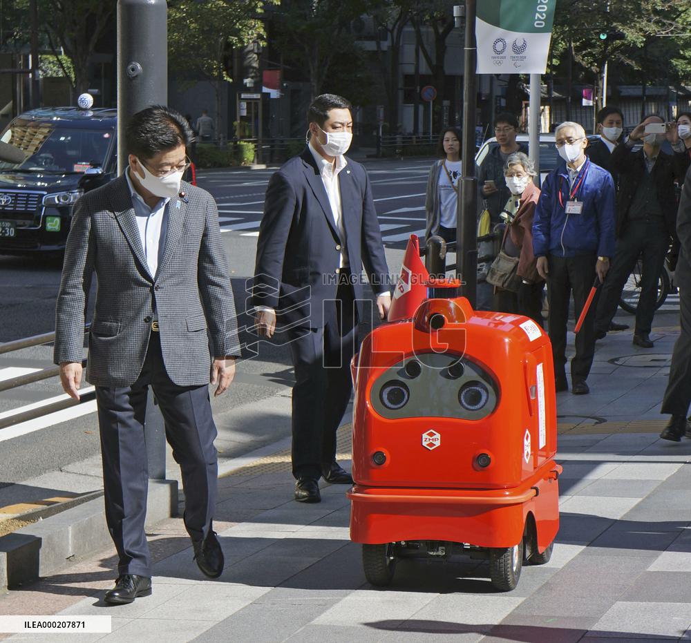 Self-driving mail delivery robot