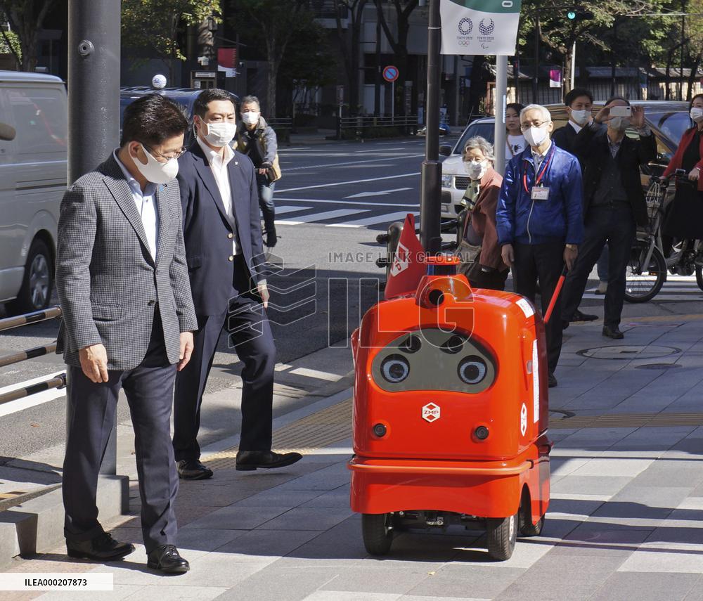 Self-driving mail delivery robot