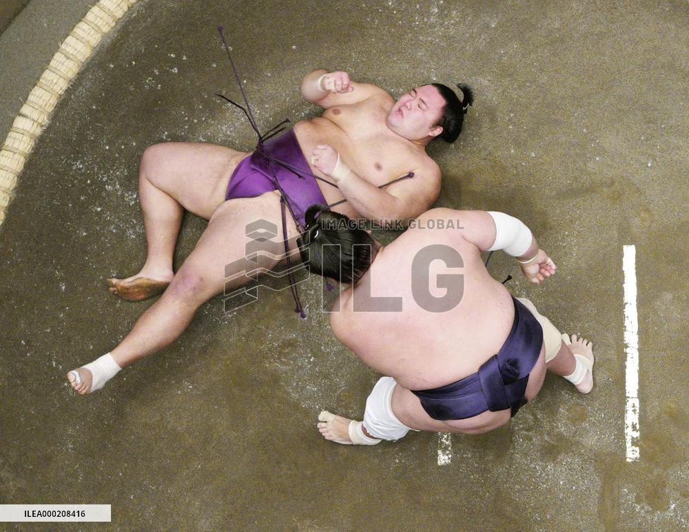 Sumo: Terunofuji defeats ozeki Asanoyama
