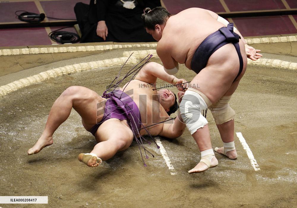 Sumo: Terunofuji defeats ozeki Asanoyama