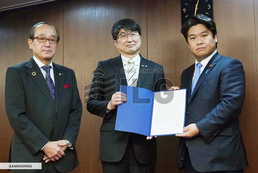 Hiroshima, Nagasaki urge Japan to sign, ratify U.N. nuke ban treaty