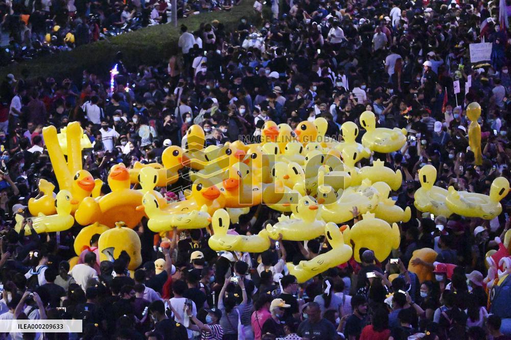 Rubber ducks become symbol of Thai protests