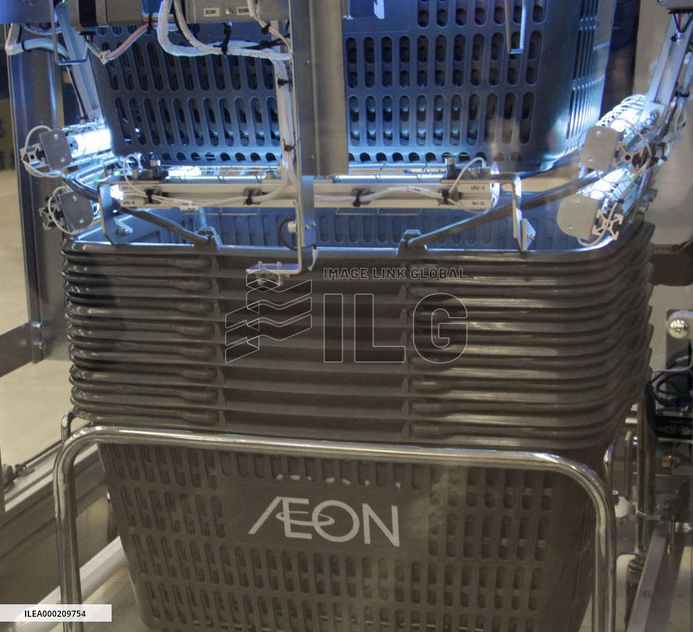 Ultraviolet rays to disinfect shopping baskets