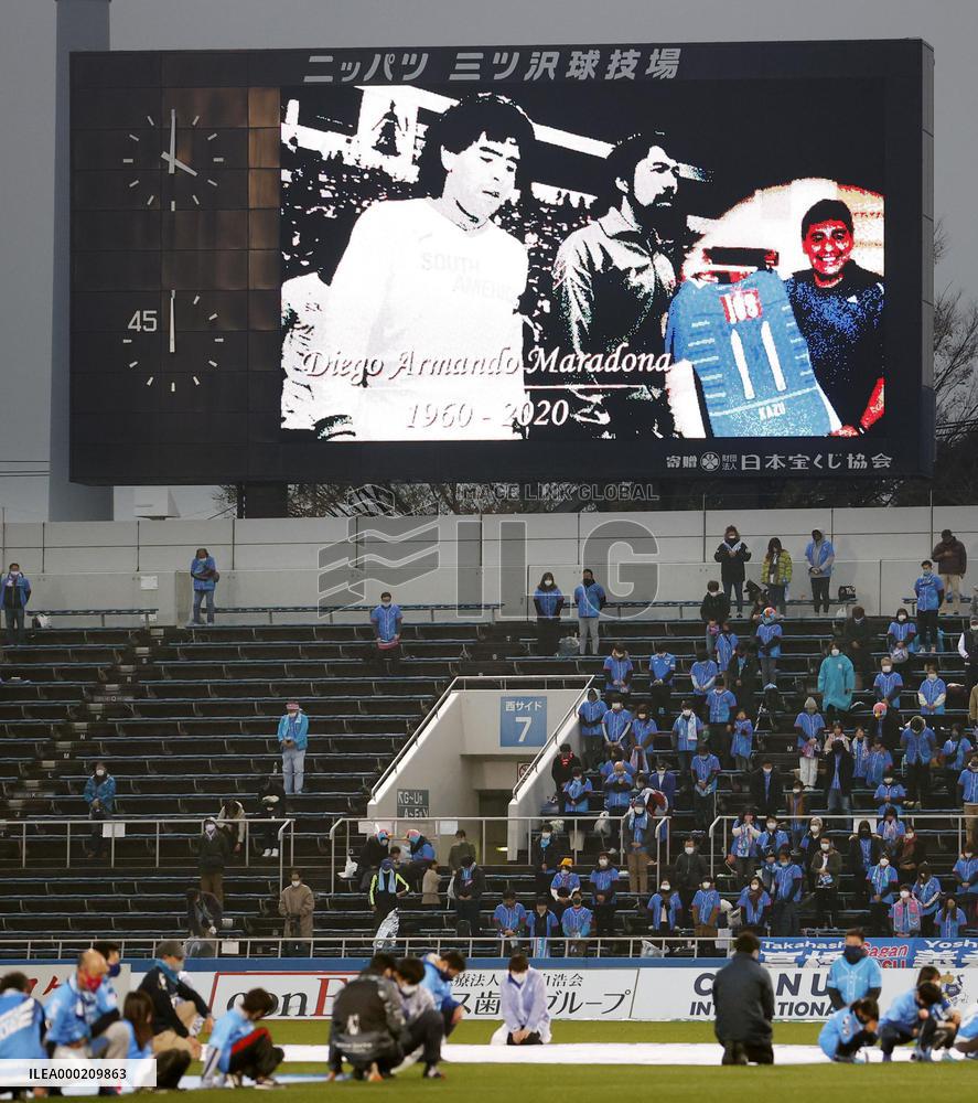 Football: J-League players pay tribute to Maradona