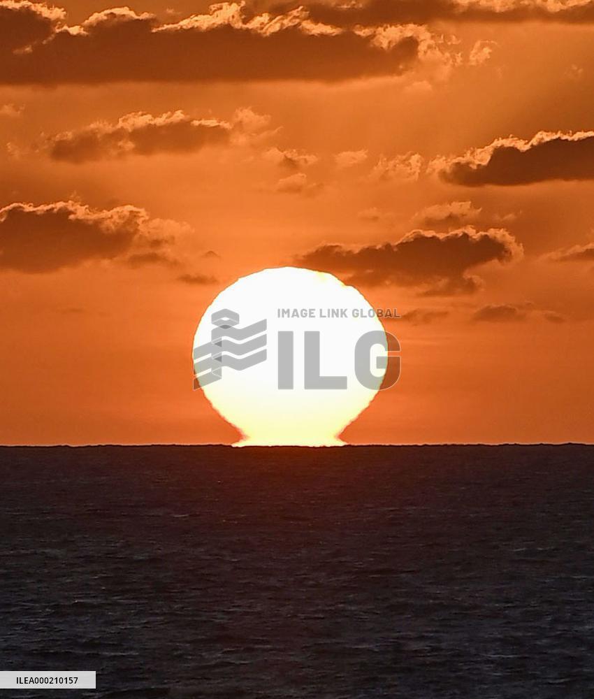 Daruma-like sun
