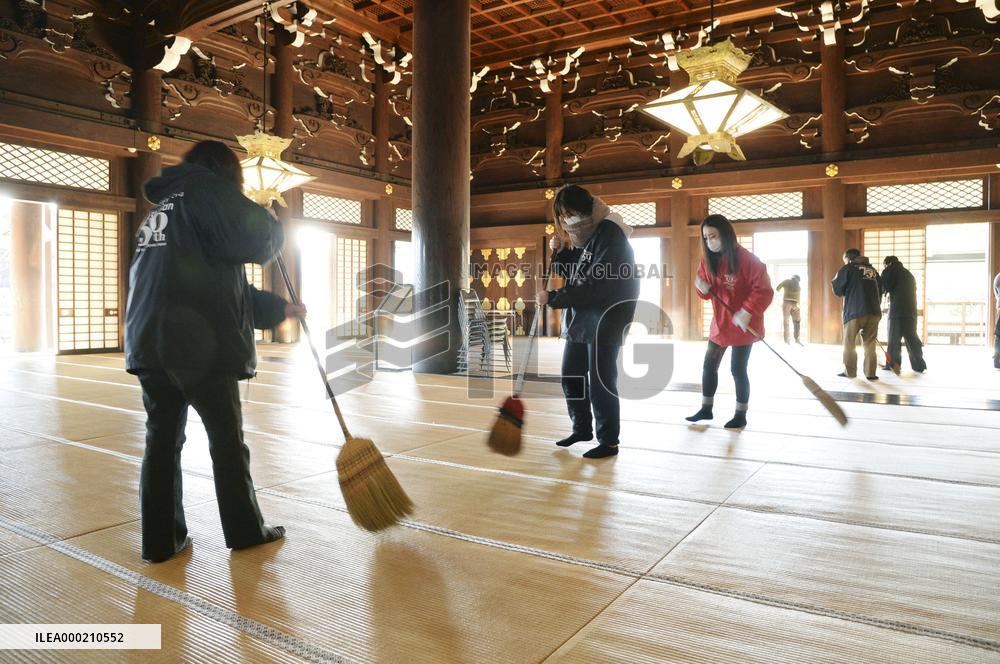 Year-end cleanup at Kyoto temple