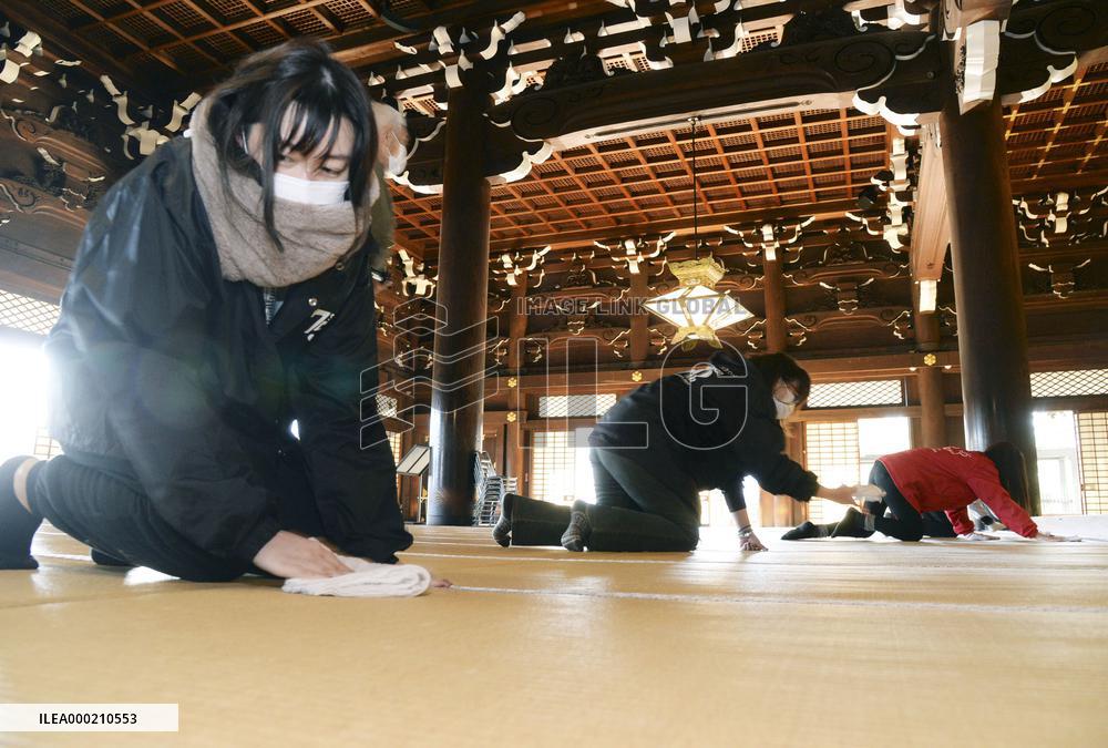 Year-end cleanup at Kyoto temple