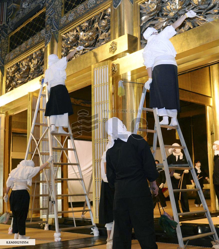 Year-end cleanup at Kyoto temple