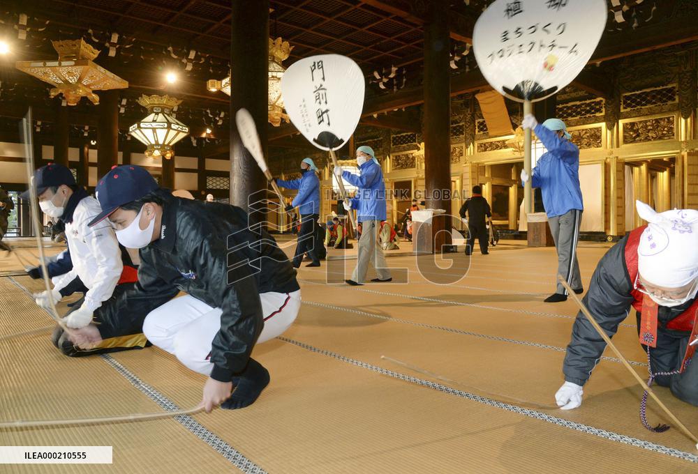Year-end cleanup at Kyoto temple