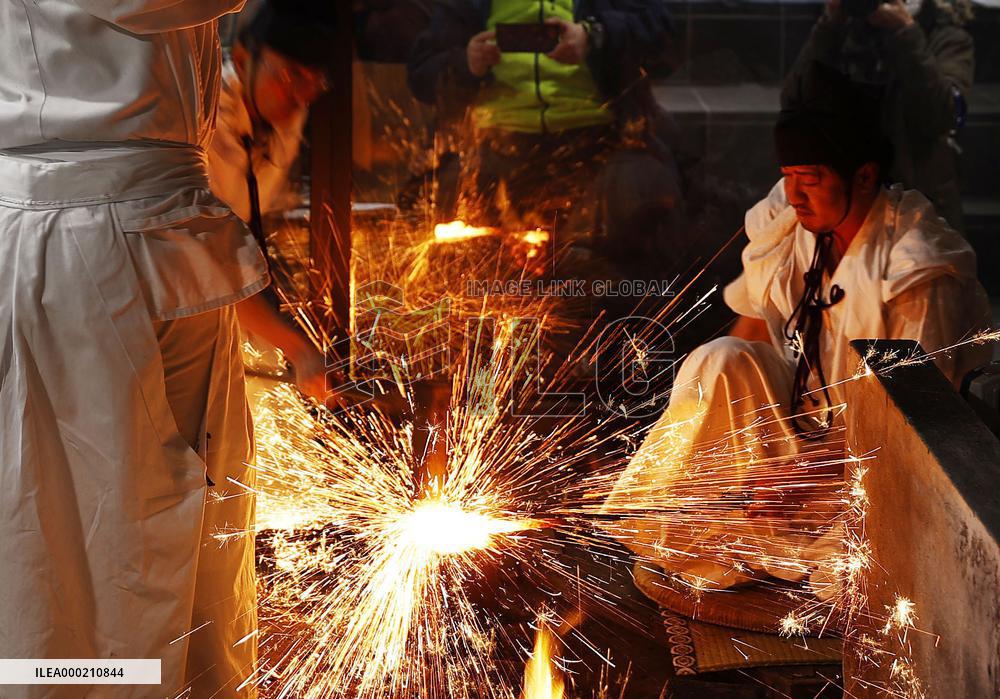 Swordsmiths hold New Year ceremony