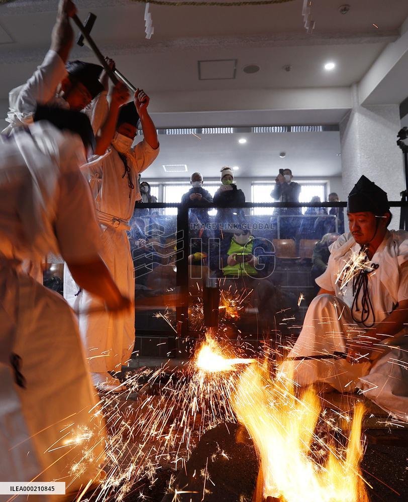 Swordsmiths hold New Year ceremony