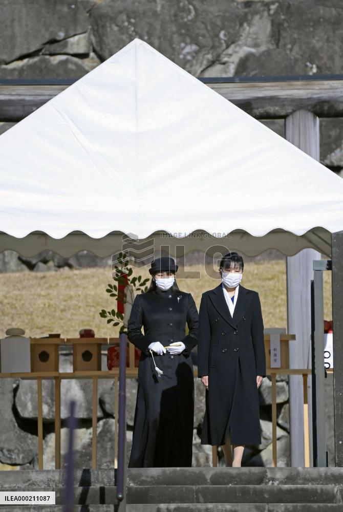 Princess Mako's visit to mausoleum of Emperor Showa